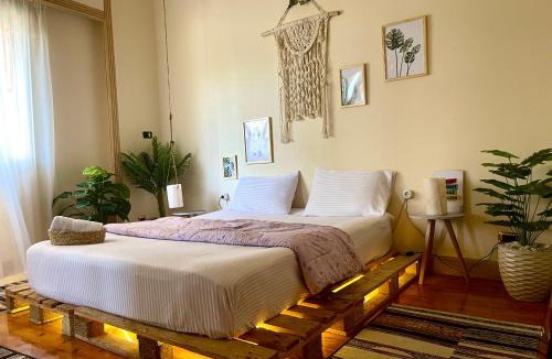 Al Duqqi Apartment | Comfy Room in shared apartment