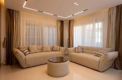 Shurtah al-Dakhlah Apartment | Milena - Stone Residence, 3BR Garden, New Cairo by Kennah