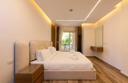 Shurtah al-Dakhlah Apartment | Milena - Stone Residence, 3BR Garden, New Cairo by Kennah