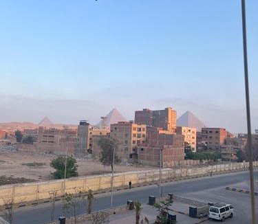 Shurtah al-Dakhlah Hotel | House of Kings pyramids view