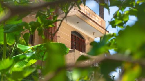 Al-'Amriyah Villa | Yellow Family Villa - Private Pool - AC- 5 Min Walk to Beach -