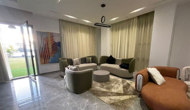 Villa with pool in Sheikh Zayed City