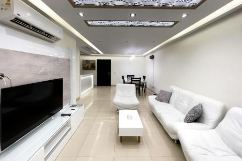 Fresh & Fabulous 2BDR - 5 min to Airport in Cairo