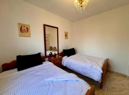 Metropolis Room in a shared apartment in Cairo