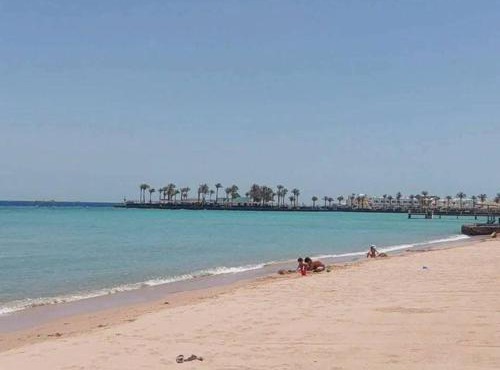 غرفه فندقيه ذات مطبح وحمام سرير مكيف غسلاله تلاجه بوتجاز شاشه في بلكونه in `Ezbet Bûgti
